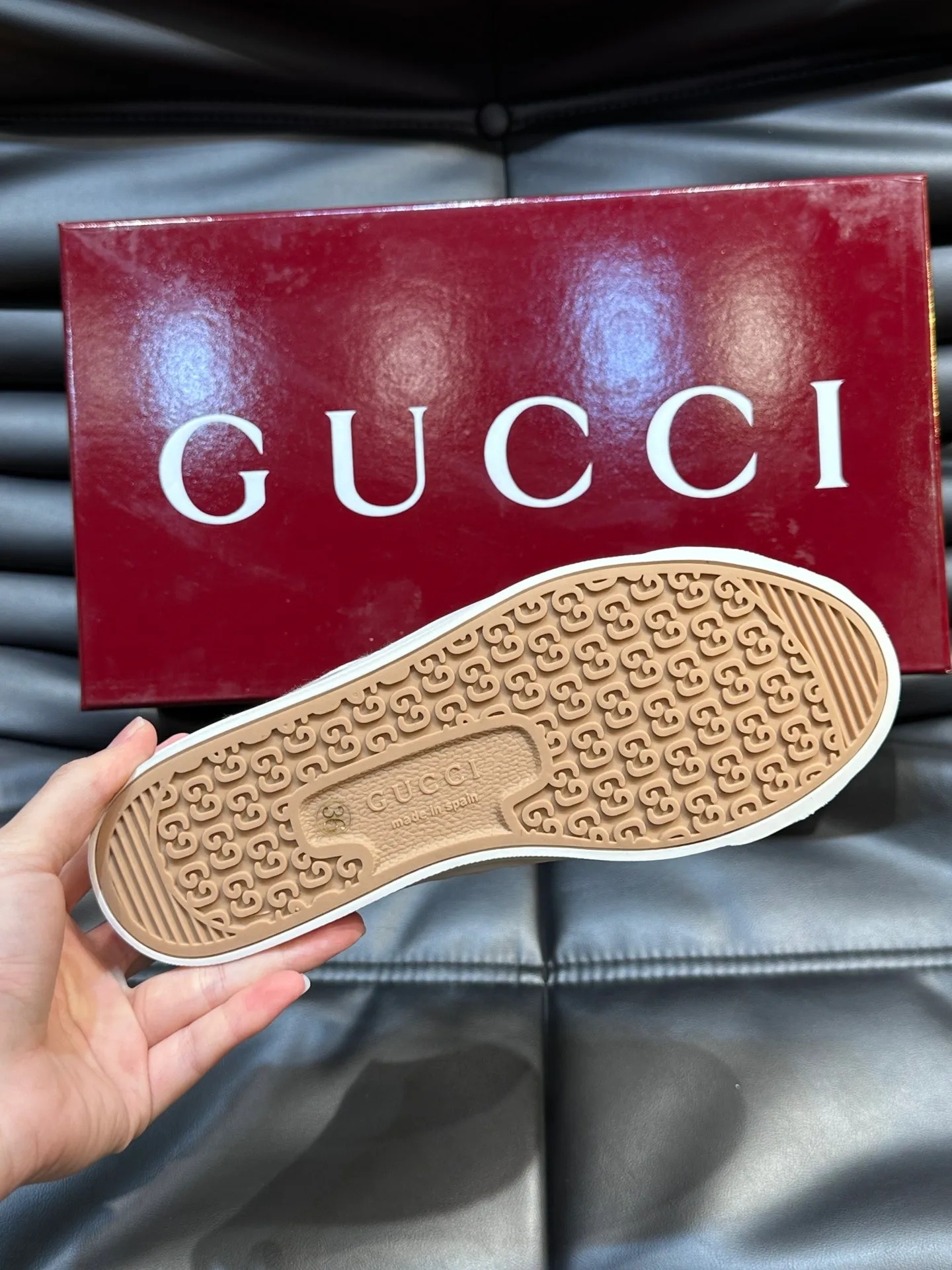 Men's shoes 💰p360 "GUUC*" Couple model 👫GG printed canvas sneakers, this sneaker is from the Gucci Lido series, and its design is inspired by the summer style and beach clubs of the Italian coast. The early autumn series reinterprets the brand's classic design elements and exquisite patterns from a modern perspective. These low-top sneakers are crafted from the brand's original fabric, the classic GG printed canvas, with a slightly distressed effect around the rubber sole. The GG pattern and logo are cleverly integrated into the sole, and the toe is embellished with an embossed Gucci logo. The towel insoles are decorated with brand logo leather labels, are light, comfortable and breathable for the feet, and come with a full set of original packaging! Size: Female 35-40 Male 38-45 (46 customized)